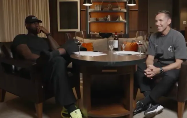 NBA季后赛首轮，湖人将对阵火箭。
据某媒报道，湖人前锋勒布朗-詹姆斯近日在球场