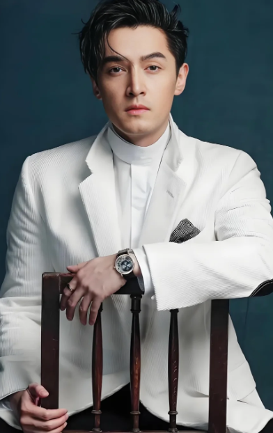 胡歌近期引发热议核心是他在公开场合与采访中流露出的极度疲惫
厌世、精神压抑、对行