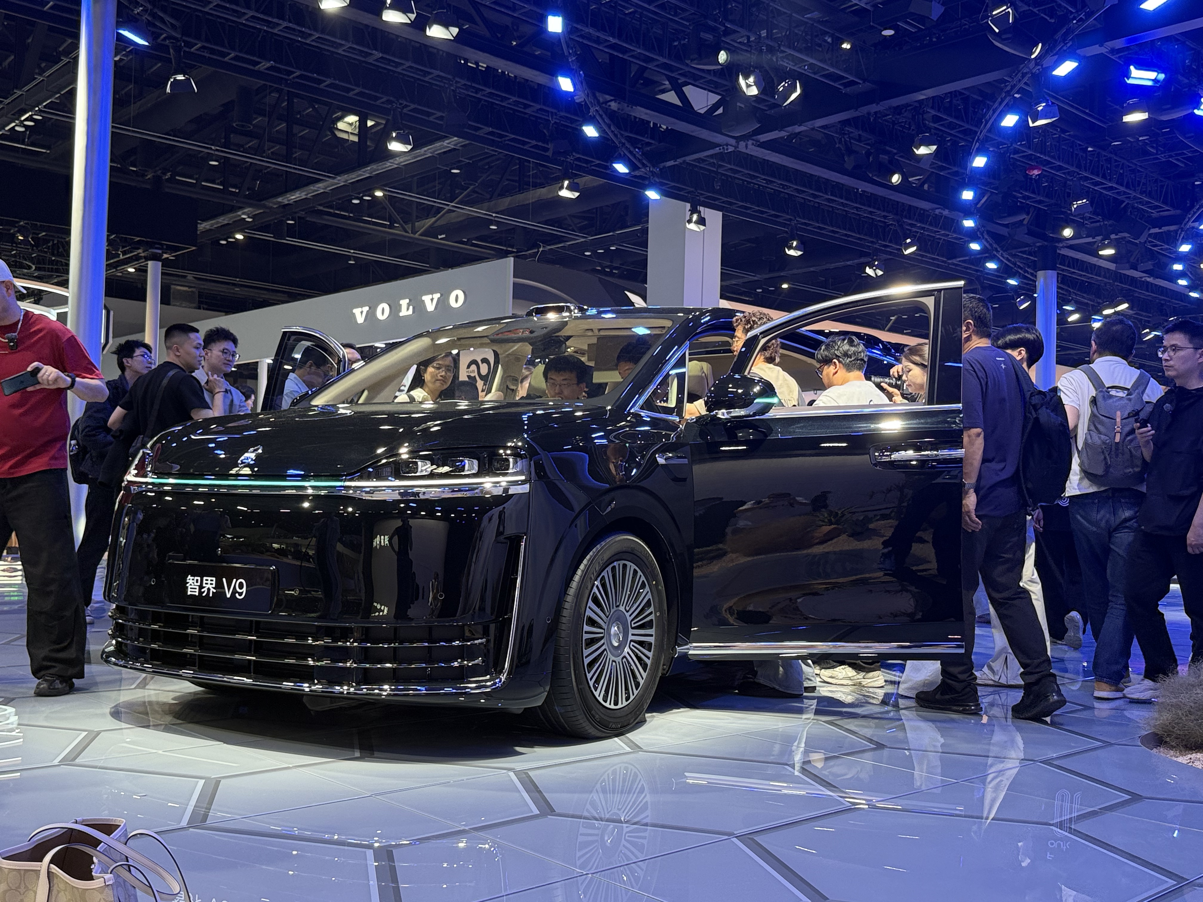 人气有多旺？实拍智界V9：空间、科技可圈可点