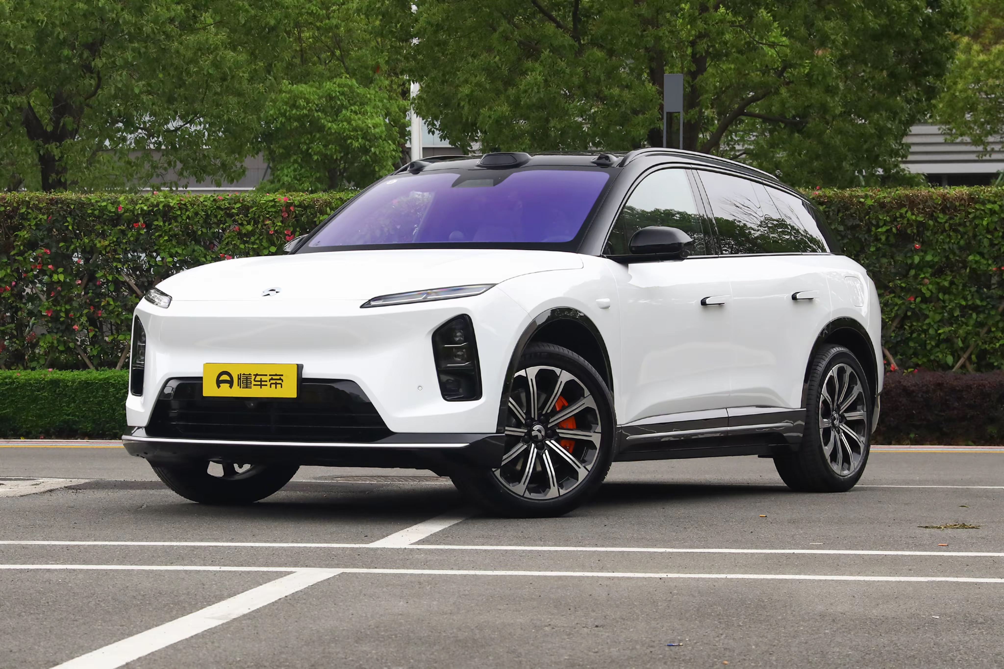 我觉得蔚来ES6换代之后产品力提升了不少，底盘用了新的平台，开起来比老款稳多了，