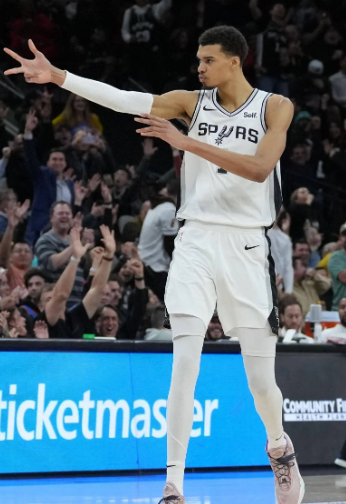 前雄鹿主帅道格-里弗斯在一档播客节目中谈到了文班亚马。
里弗斯表示文班亚马是他本