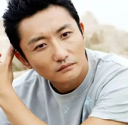 和自律的人在一起你不好意思偷懒
和认真的人同行，你不敢敷衍
于和伟、冯嘉怡没有逼