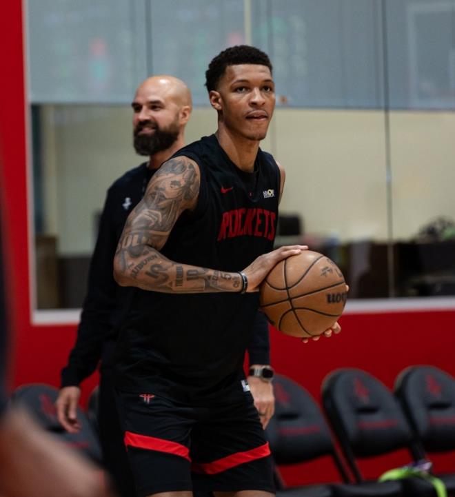 火箭队今天战胜快船队，在篮板方面，火箭队确实处于下风。他们的总篮板数输给了对方快