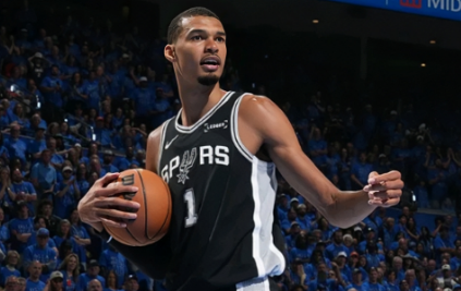 文班22分7篮板，马刺客场战胜雷霆抢七淘汰马刺晋级总决赛。NBA西决，马刺客场挑