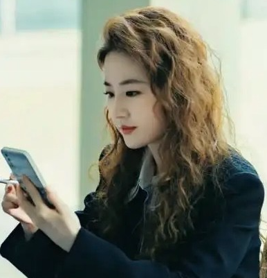 看了关于刘亦菲15万元的假发我彻底的不焦虑自己的白头发了
网友说神仙姐姐头发也少