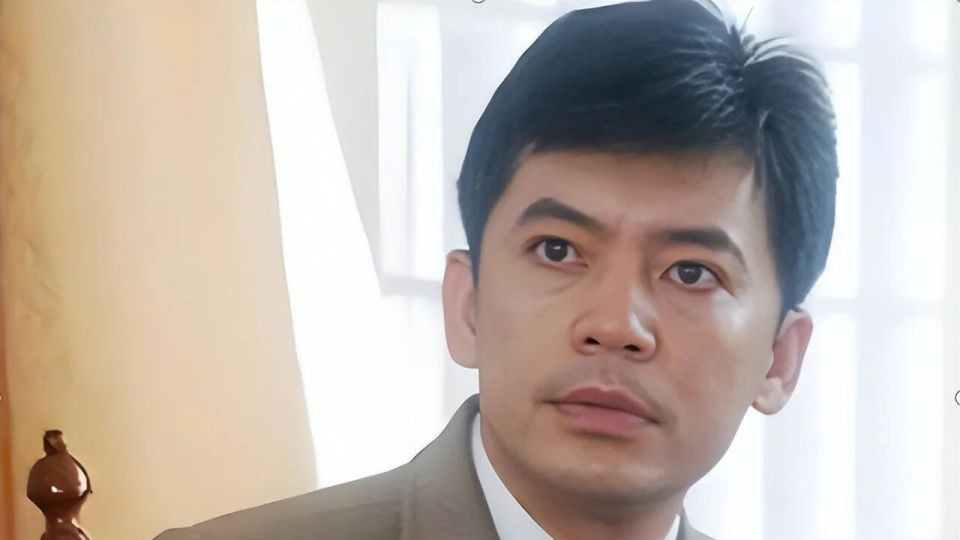 62岁何政军近况曝光！与妻子范雨恩爱34年，如今女儿成为他的骄傲