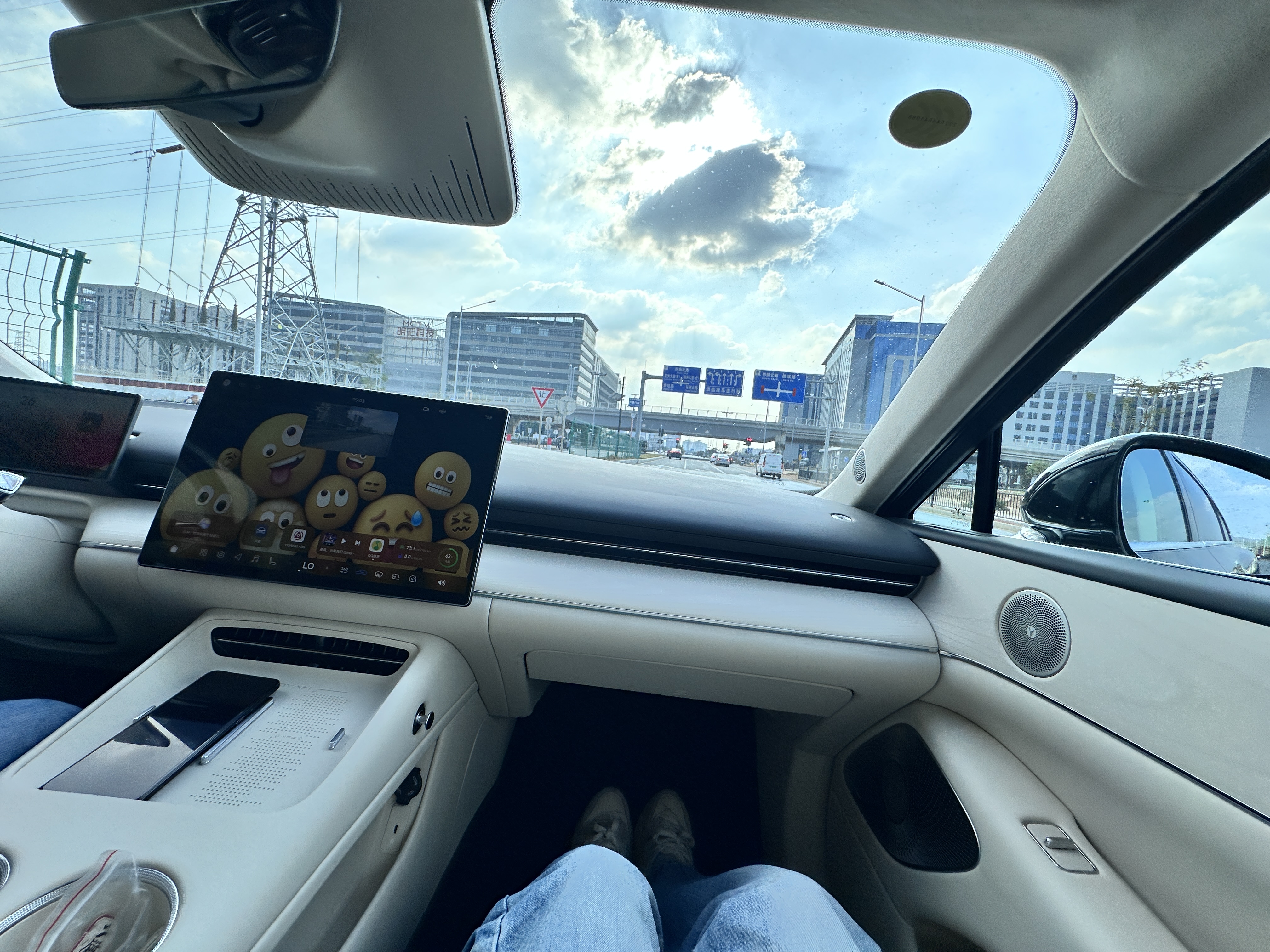 开岚图追光 L，最打动我的是沉稳又灵动的驾驶质感。动力输出平顺线性，底盘滤震细腻