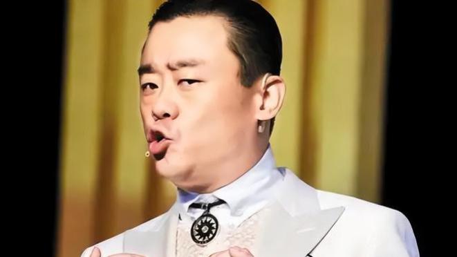 上海德云社开业三天被举报，只因社门口放了一大蒜形状的咖啡杯子