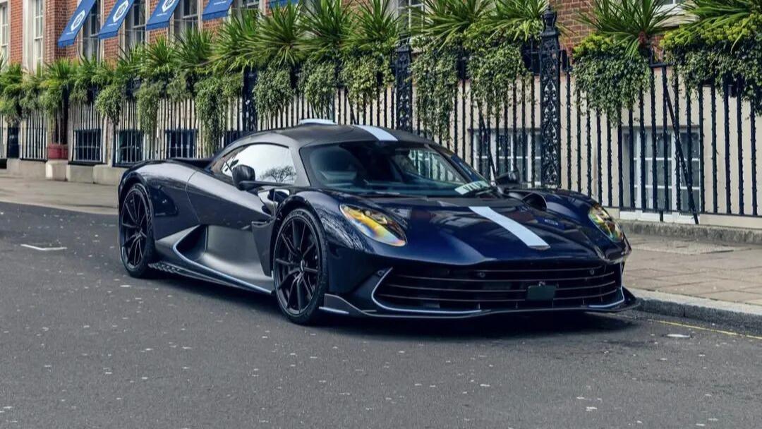 戈登·拉姆齐驾驶百万美元的阿斯顿·马丁Valhalla现身伦敦市中心