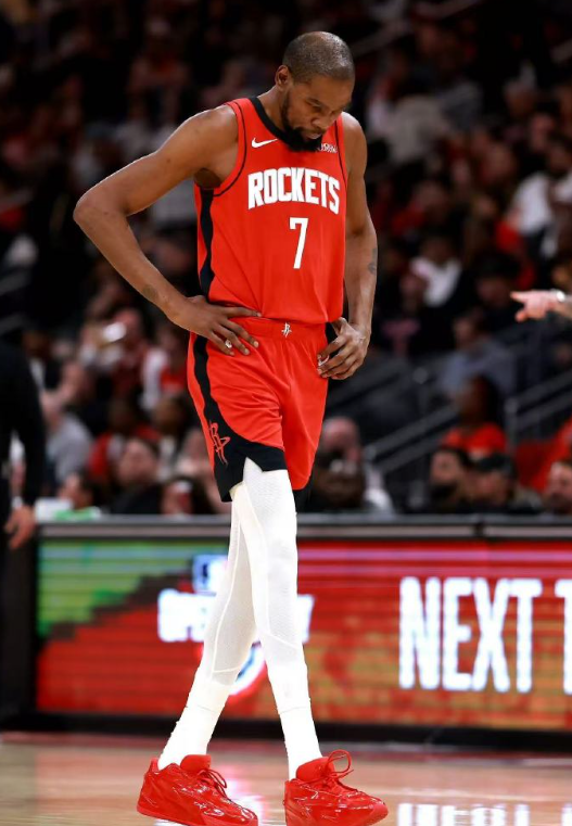 火湖季后赛G1鏖战落幕，火箭最终98-107不敌对手。此役杜兰特受膝伤困扰全程缺