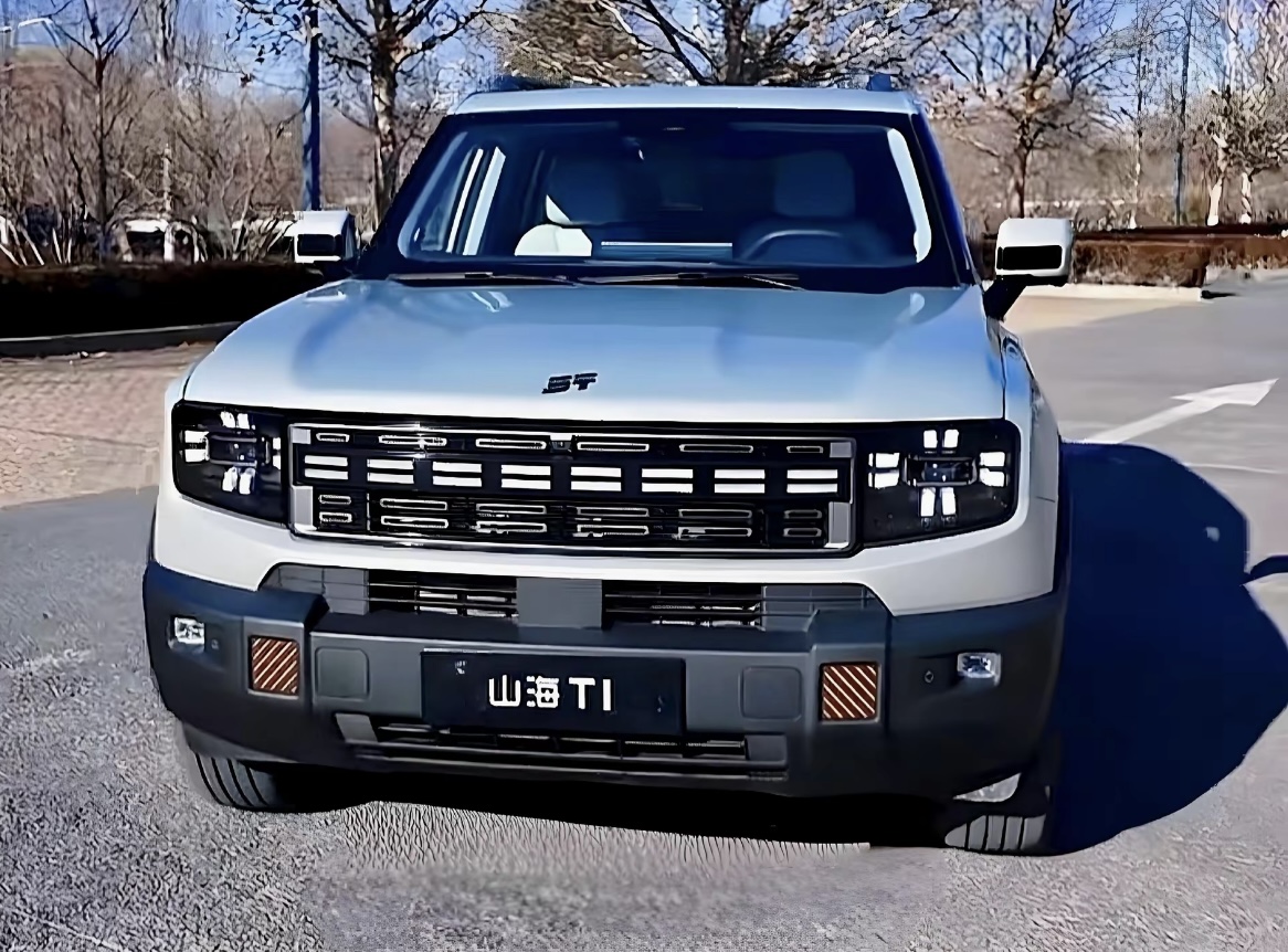 作为紧凑型轻越野插混SUV，山海T1凭借硬核实力，成为15万级高性价比之选。
外