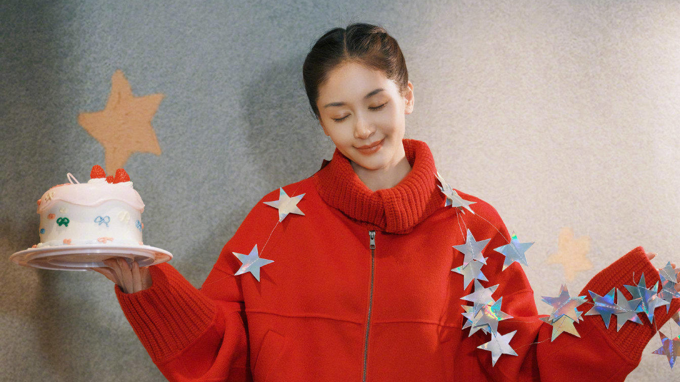 39岁王子文晒照太嫩！盘发红衣冻龄似学生妹，刘涛零点祝福让友情圈粉