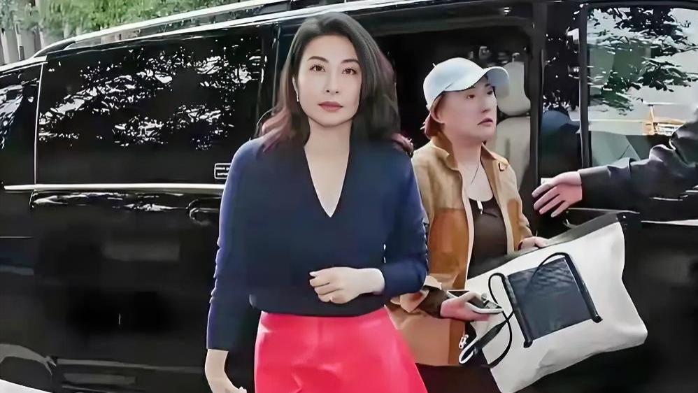 霍启刚看老婆看呆了！郭晶晶米兰一出手，网友：这还是那个接娃的妈妈吗？