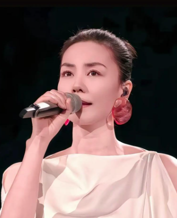 不要把王菲想的那么复杂，她主打云淡风轻、活在当下。
李亚鹏称她是高中女生，谢霆锋