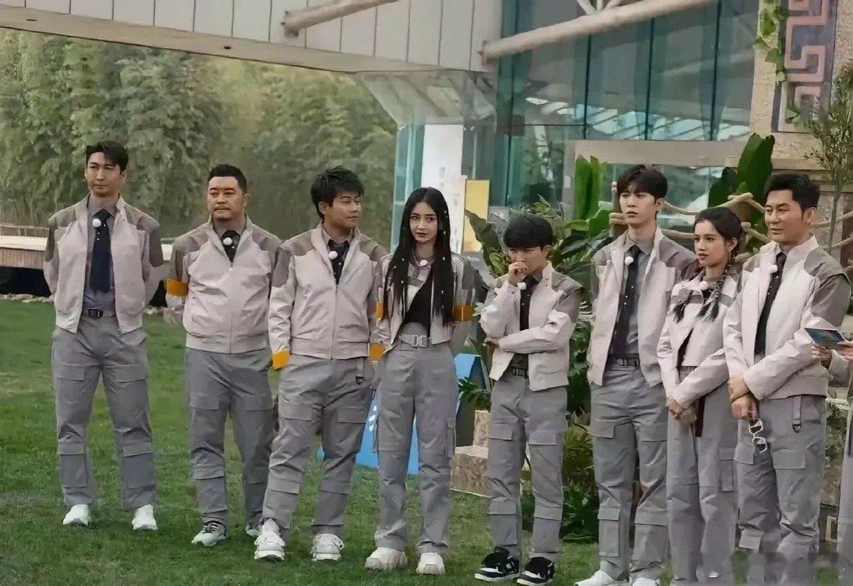 明星们都站在一起，身高差距一目了然