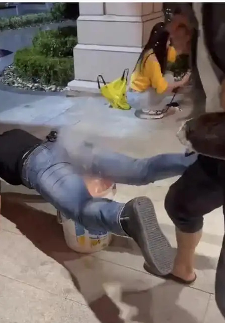 直播PK本是网络互动的娱乐形式，却有主播为了流量不惜突破底线。

近日，浙江公安