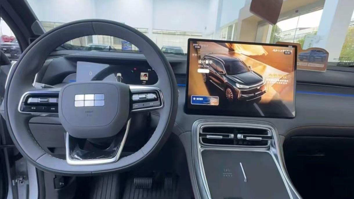 吉利银河M7新车到店，外观漂亮，配置丰富，是不是你想要的座驾？