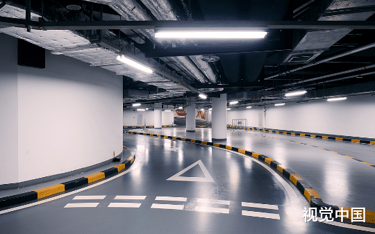 老人不顾小区物业多次警告，执意到地下车库乘凉被碾压惨死