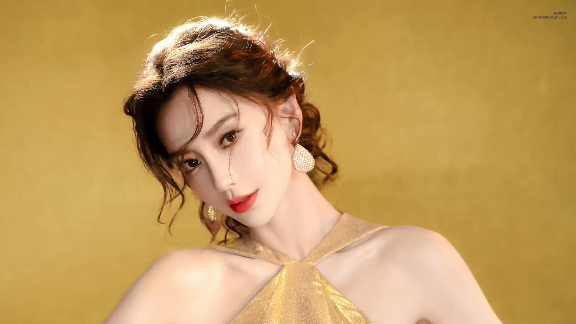 金色长裙惊艳全场！Angelababy再战红毯，美得毫不费力？