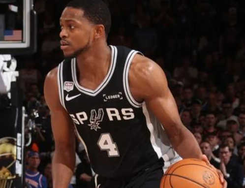 NBA总决赛，马刺对阵尼克斯的G5比赛中，出现了非常奇葩的一幕。第二节比赛暂停的