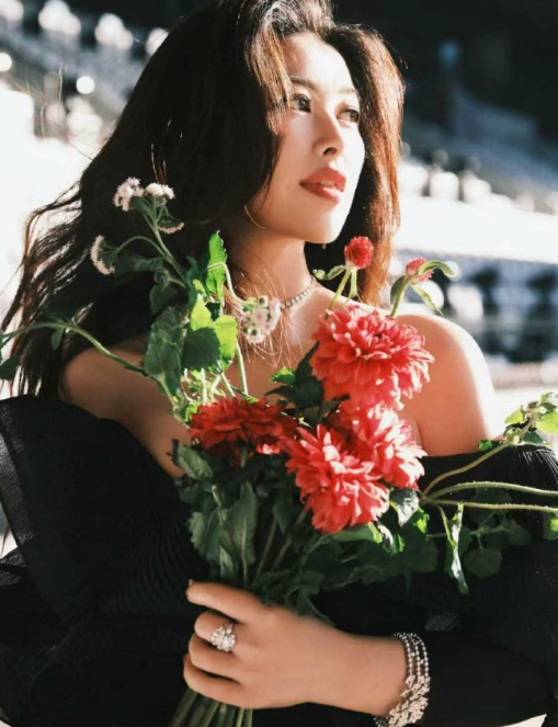 朱珠的美从不是靠滤镜堆砌，红毯上的明艳是真实的颜值与气场