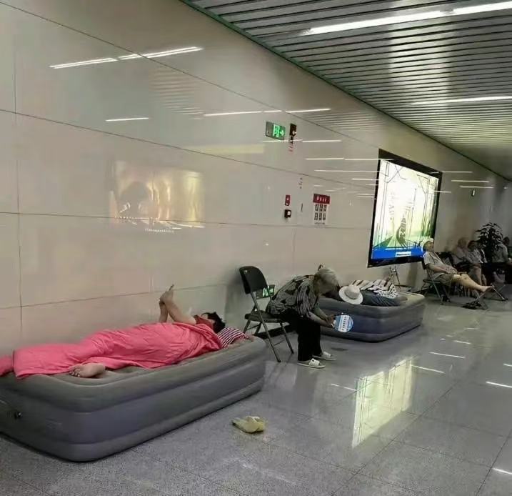 “蹭空调可以，但这样蹭空调就过分了吧！”天气炎热，舍不得开空调，跑去地铁站蹭个凉