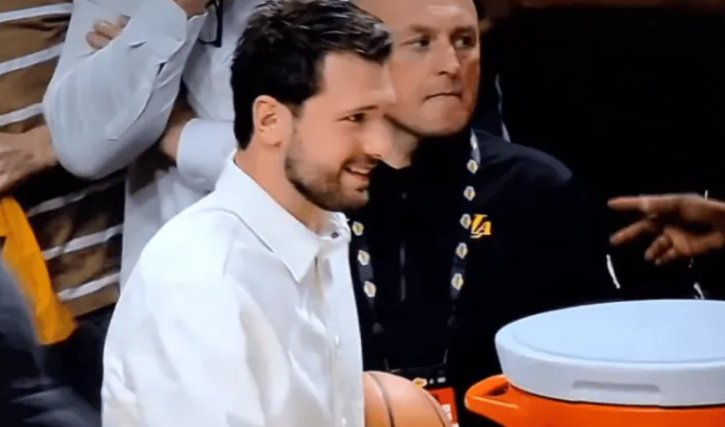 NBA季后赛首轮，湖人主场对阵火箭的比赛正在进行当中。
记者更新社媒，谈到了卢卡