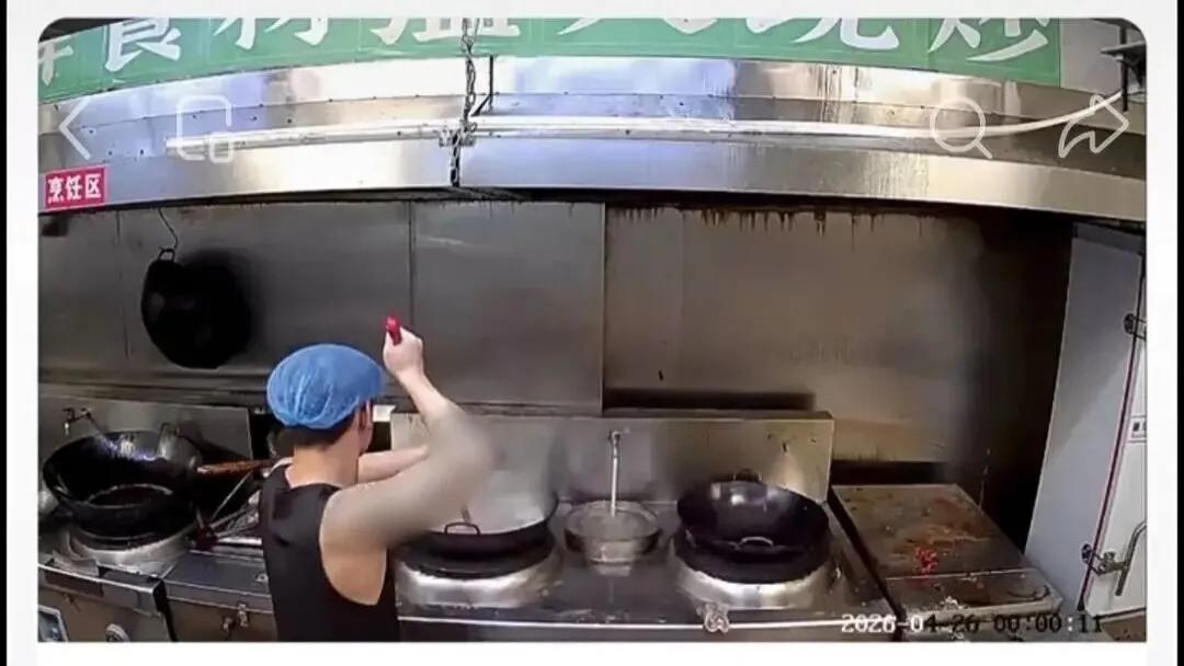 花臂大厨竟用扫把洗锅，外卖用户炸锅了！
