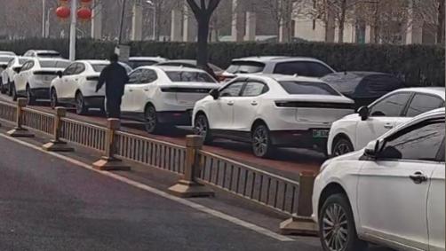 20块的车证，网约车公司收三万倒车证？司机集体停运维权