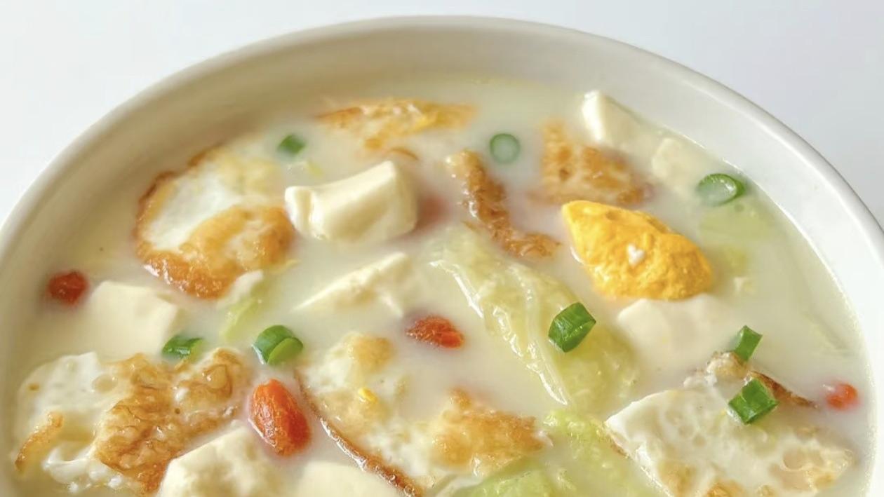 10分钟快手鲜掉眉毛！奶白白菜煎蛋豆腐汤，减脂期也能放心喝