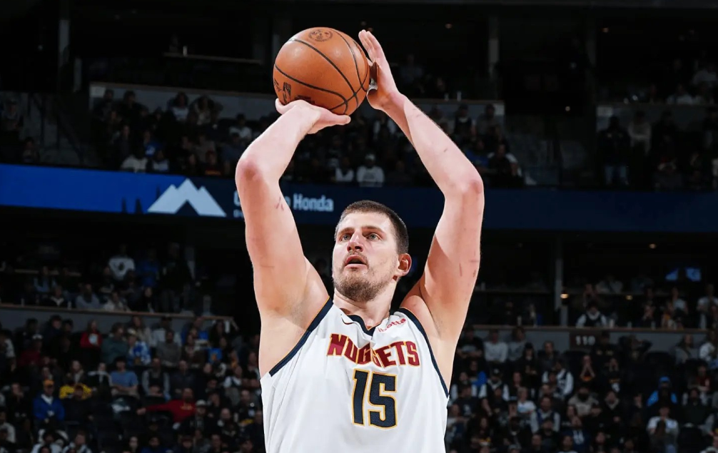 最后时刻！马刺抢到前场篮板，福克斯三分打铁，来来回回三次打铁，最终马刺丢掉了翻盘