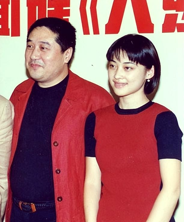 叶大鹰是中年男人的一面镜子，抛家弃子晚景凄凉，名人如此，平常人也是如此！
 
看