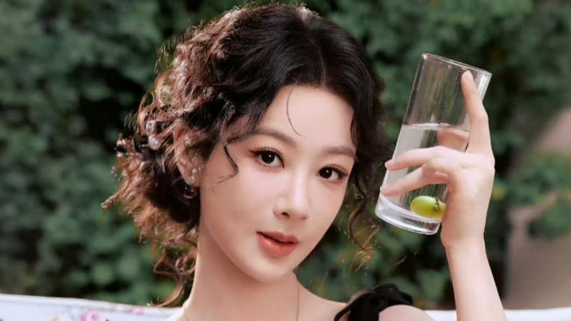 杨紫化身“八音盒公主”，转身间的蝴蝶结藏着视后的从容与浪漫