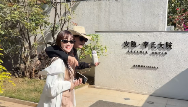 甜馨妈妈分享动态，吓我一跳！
视频中黑衣男子搭着甜馨妈妈的肩膀，甜馨妈妈挽着其胳