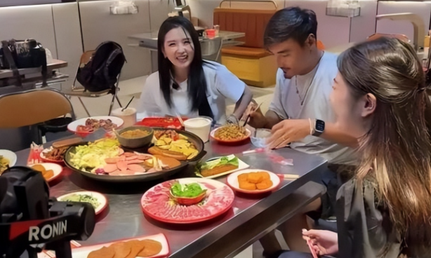 2019年何洁和刁磊官宣恋情
何洁用了“你种田来我织布，你打鼓来我唱歌”来形容两