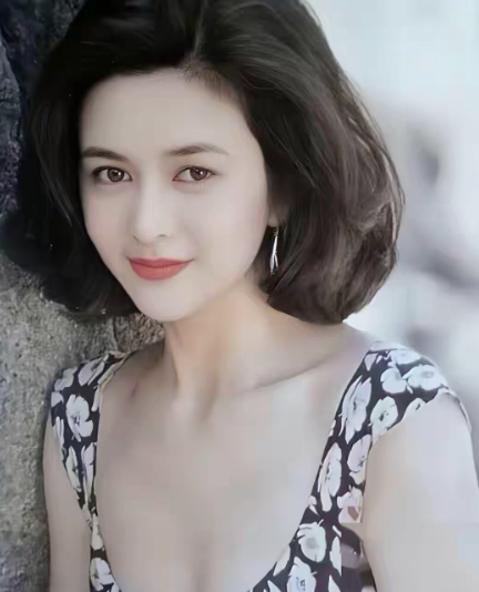 关之琳不愧是九十年代香江第一美人，长相标致，五官是360度无死角的美，看着大方又