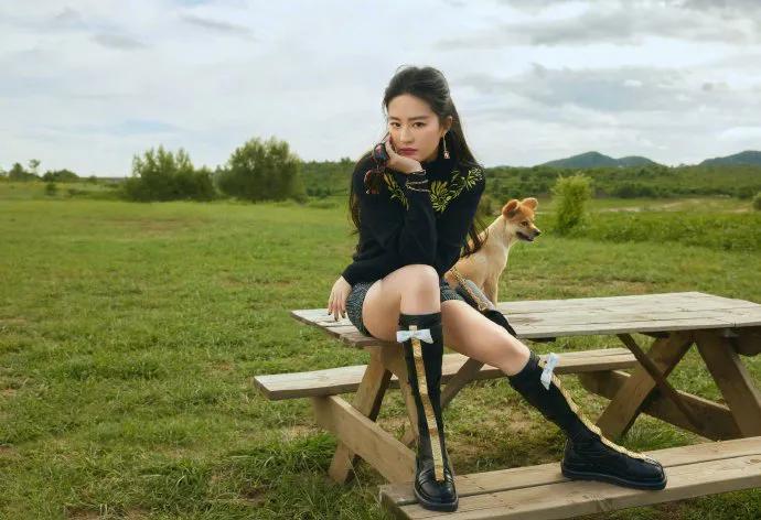 刘亦菲，她这股自由惬意的劲儿 ，真有魅力啊！