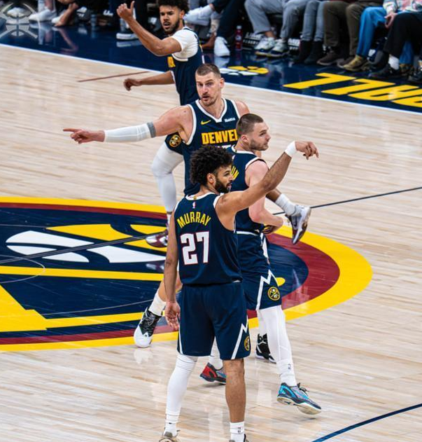 穆雷有机会拿一阵吗？

东契奇意外腿筋拉伤，评选场次大概率不够65场，隔壁的华子