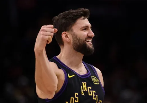 NBA常规赛湖人主场对阵76人的比赛已经结束。全场战罢，湖人以119-115战胜