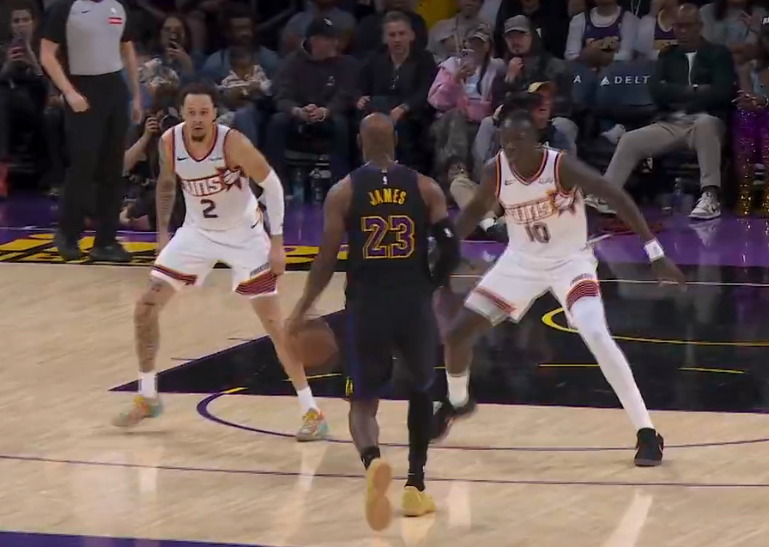 作为詹蜜，这赛季看得真不高兴

詹姆斯牺牲球权，结果里弗斯东契奇接不住直接报销，