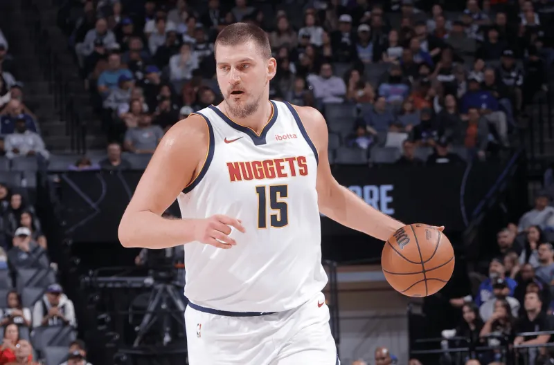 NBA常规赛掘金客场对阵马刺的比赛已经结束。全场战罢，掘金以136-131战胜马