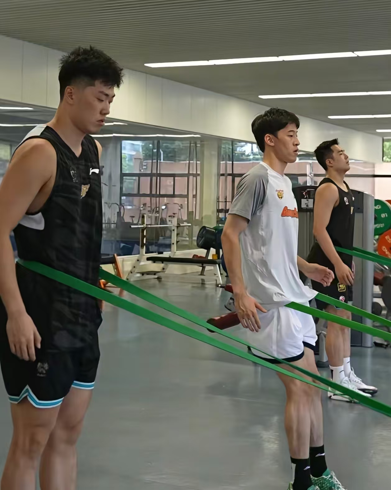 广东宏远夏训只有三人归队！主教练缺席总经理坐镇，张文逸续约