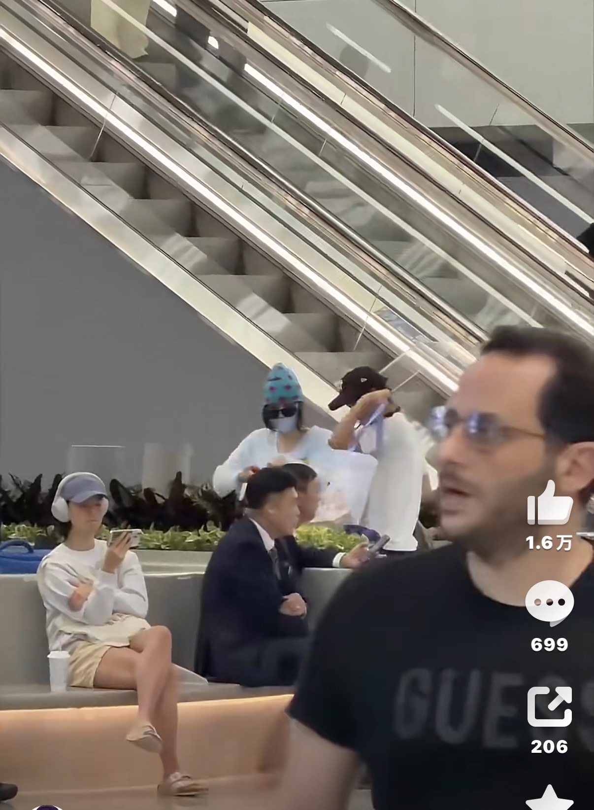 一个细节说明张柏芝把儿子教的好，不是摆拍。网上有个模糊视频，Lucas见到妈妈，