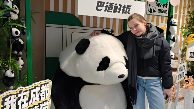 外国人甘愿为熊猫疯狂？熊猫：我啥也没干，就赢了所有顶流