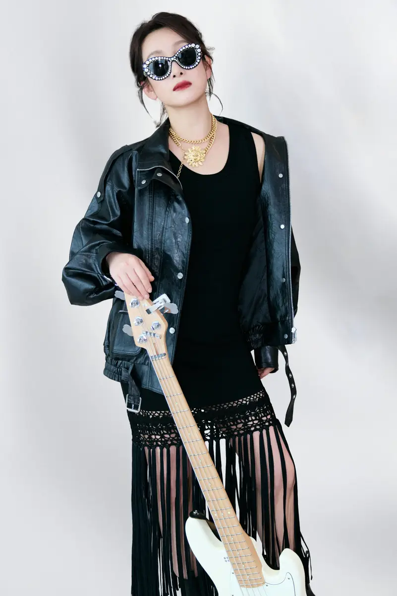 秦海璐穿黑色皮衣化身摇滚女郎！戴镶钻墨镜酷范儿十足