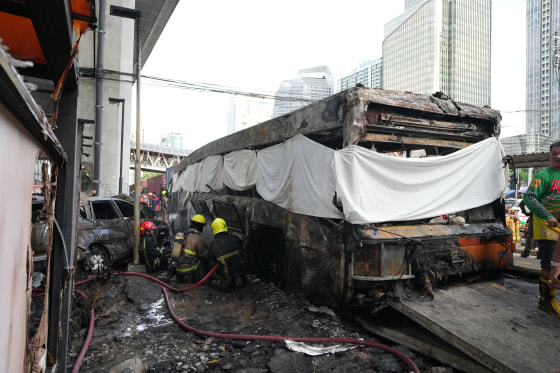 曼谷铁路与巴士相撞，至少8人死亡