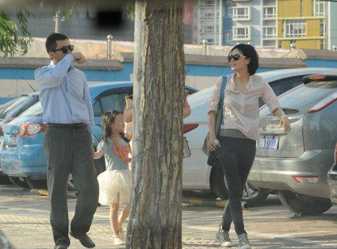 李嫣小时候被爸妈打扮得好萌哦，她和爸妈留影照片很多，有些旅游照片很有趣。 