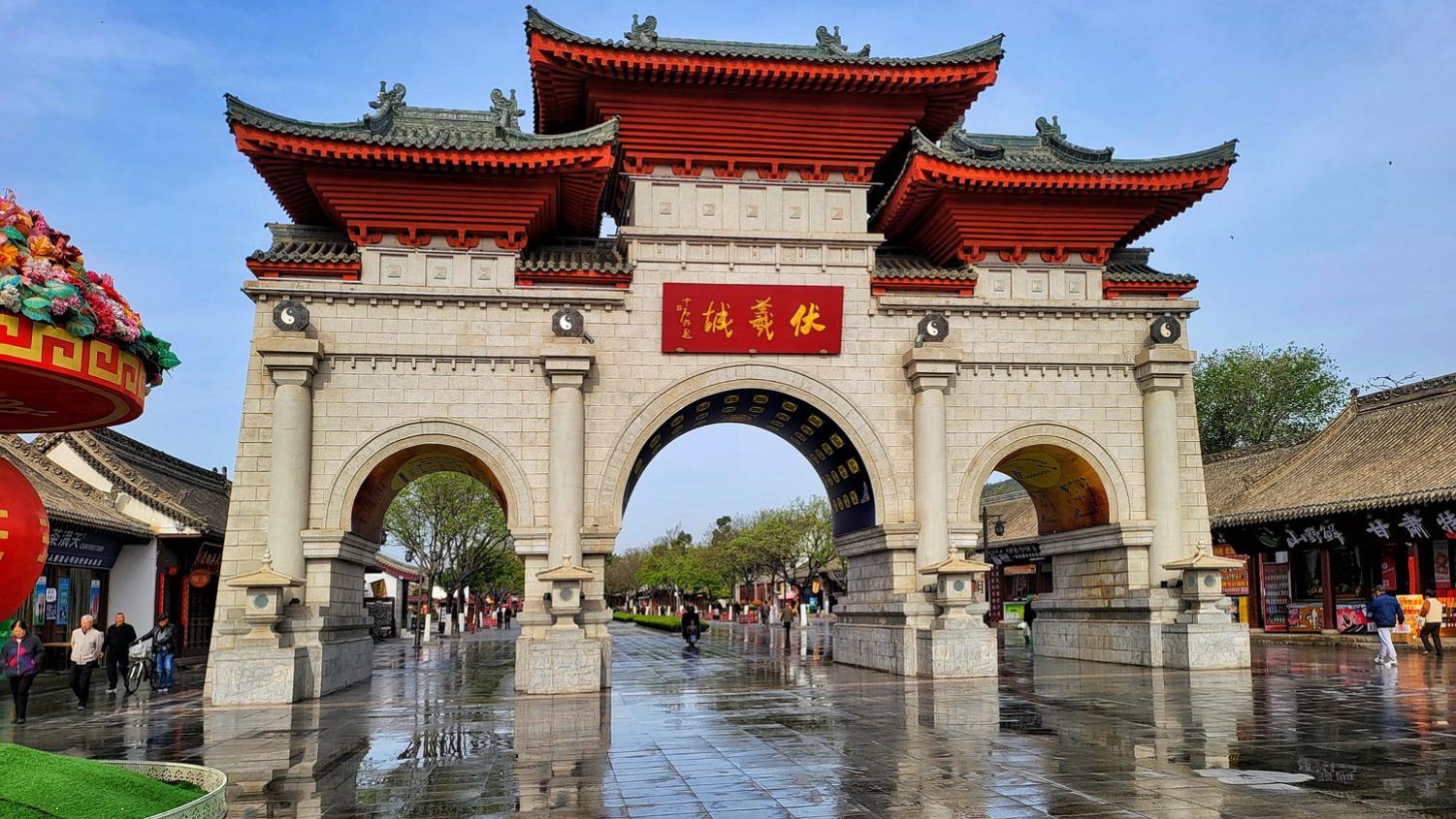 天水伏羲庙始建于元代，院落纵深静谧，殿宇错落有致