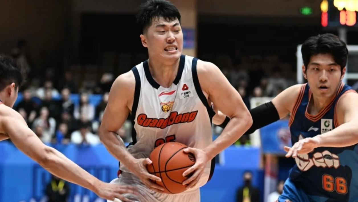 破案！杜锋宁愿让张皓嘉打满也不上黄明依的原因找到，杨鸣说出实情