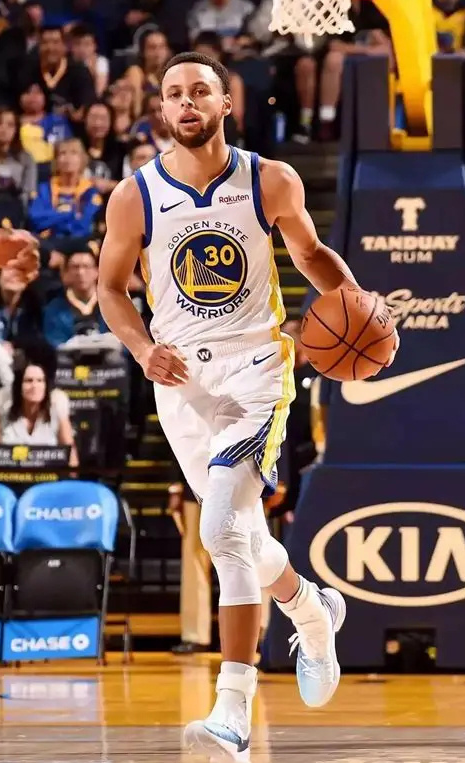 在今日勇士附加赛被太阳淘汰的赛后采访中，库里明确表示自己短期内不会退役！
库里表